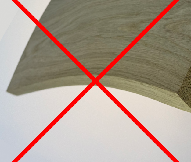 Planche massif tordu barré avec un croix rouge